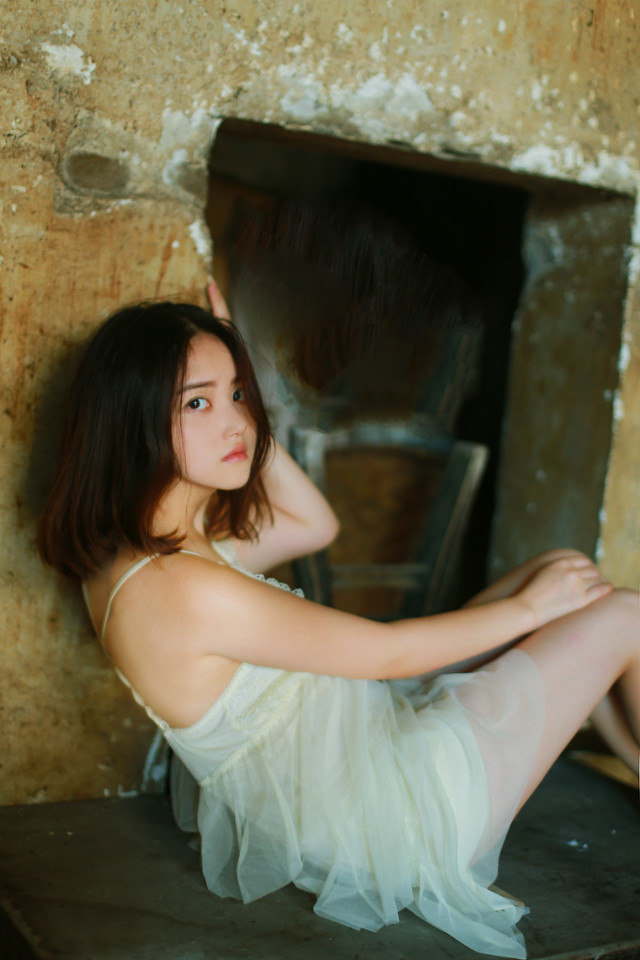 冷艳美女户外清纯图  第3张