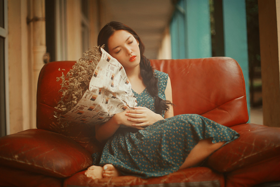 碎花长裙的红唇女孩唯美图  第3张