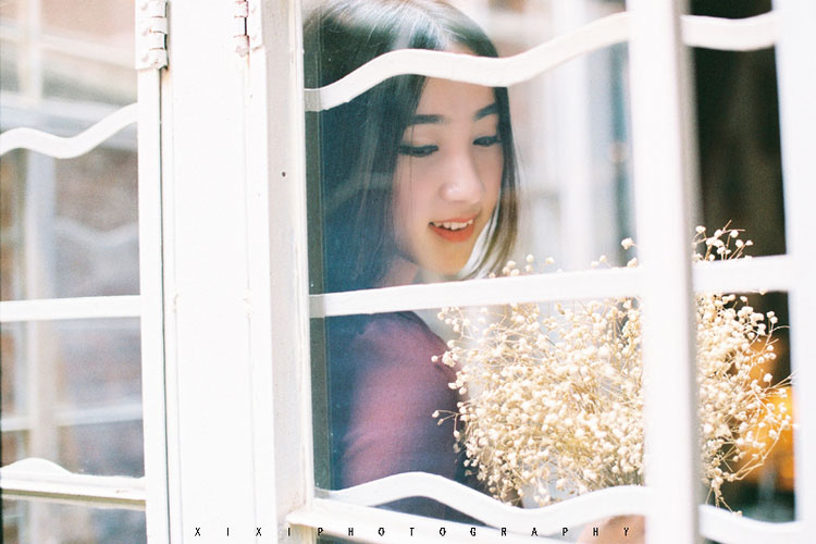 清晨出现在咖啡馆的妖艳女子  第2张