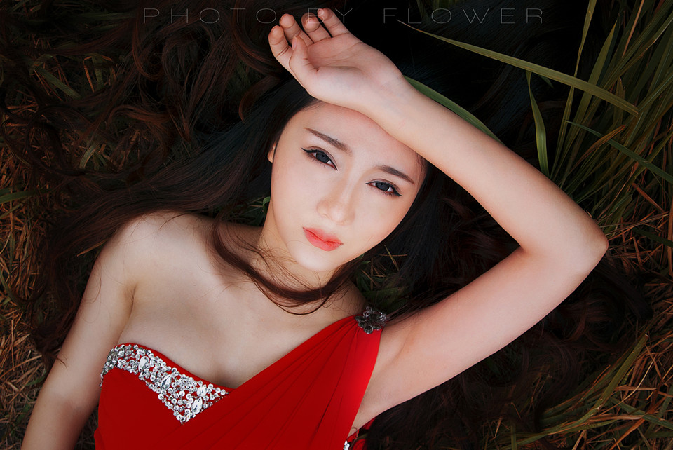 草地上红裙亮眼美女  第2张