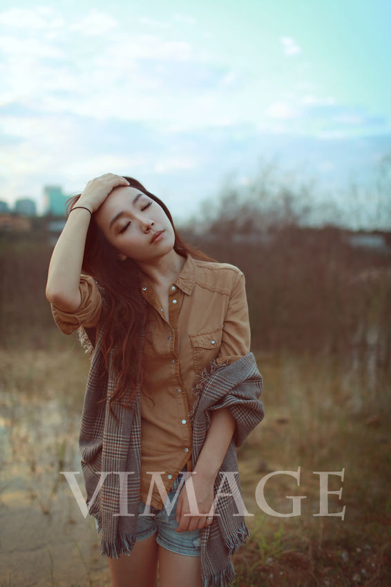 清纯长发美女户外写真  第1张
