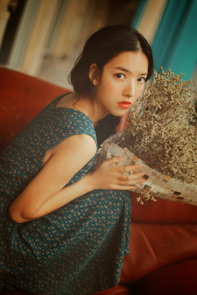 碎花长裙的红唇女孩唯美图  第16张