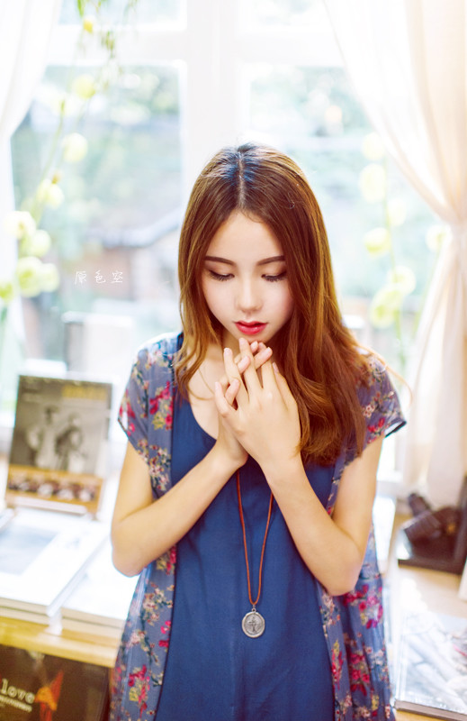 碎花长裙女子清纯图  第6张