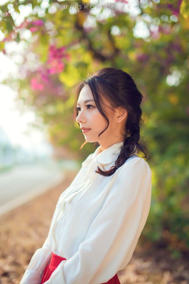 红裙美女的户外清纯图  第3张