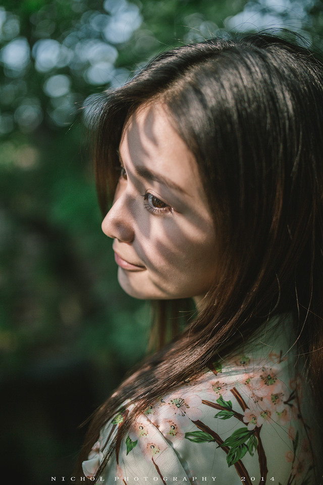 夏日树上不一样情怀的唯美女子  第1张