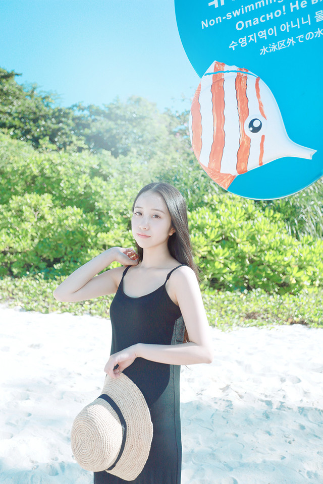 阳光下长发美女清纯照  第1张