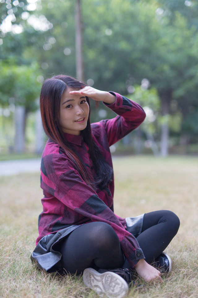 格子衫美女甜美卖萌图  第11张