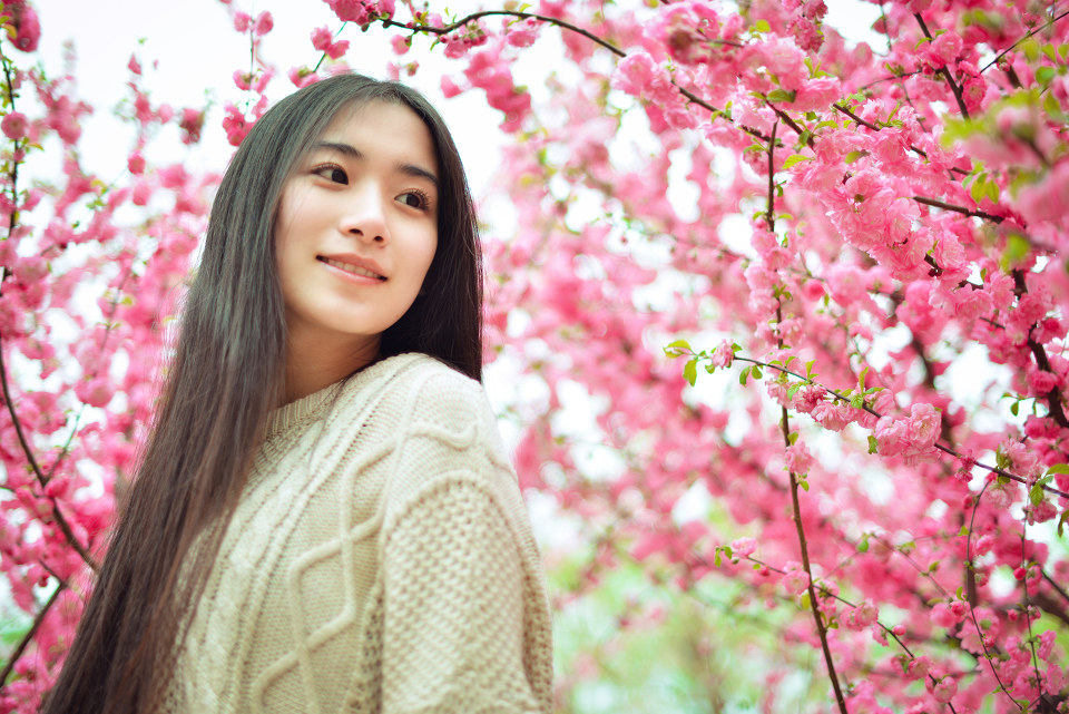 花下女子的甜美迷人图  第6张