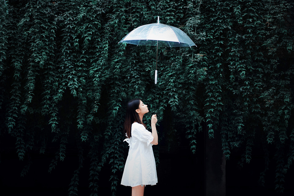 伞下女子的唯美清纯写真图  第8张