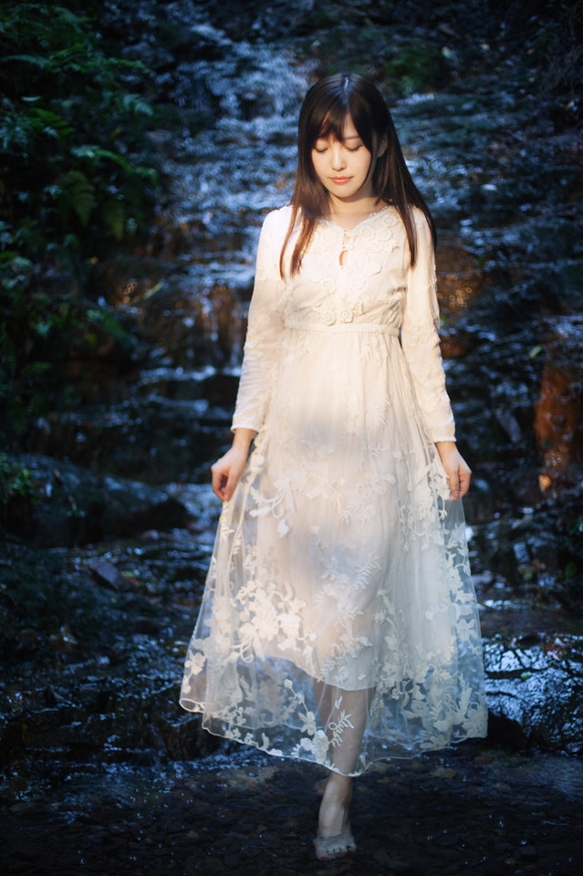 夜晚森林出现的纯白少女  第7张