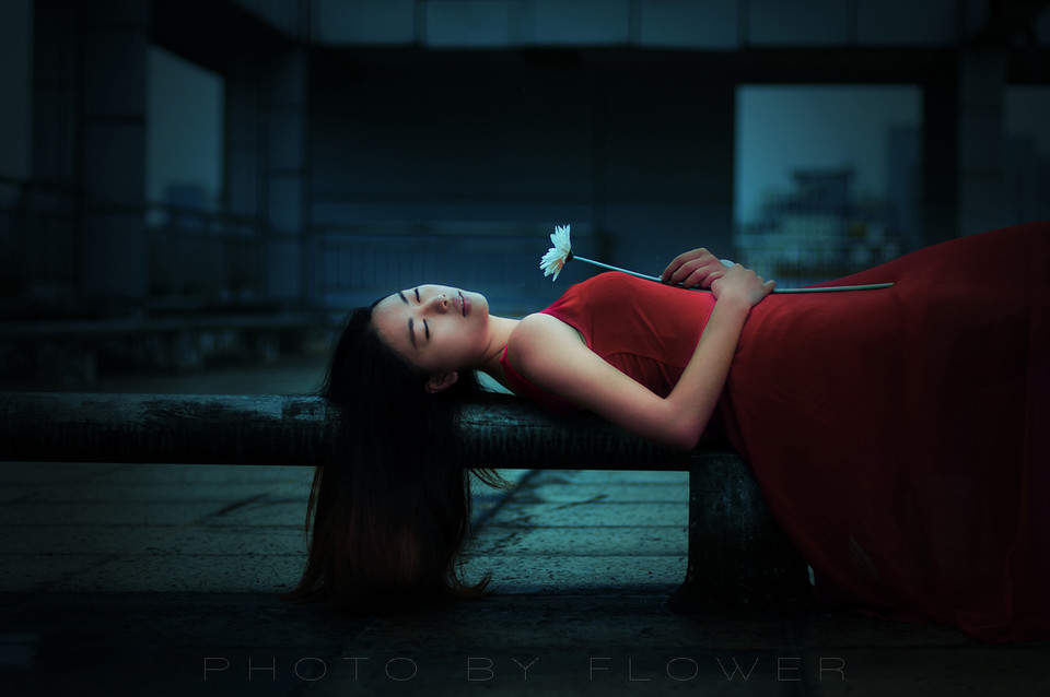 忧伤美女的长裙迷人图  第7张