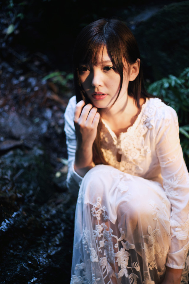 夜晚森林出现的纯白少女  第2张