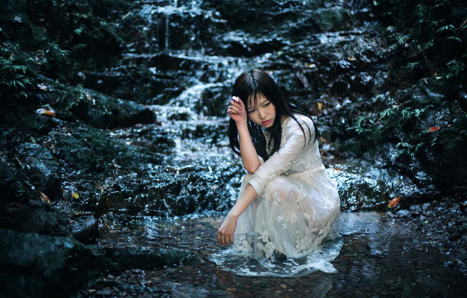 夜晚森林出现的纯白少女  第6张