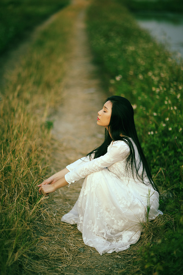 长裙女子户外思绪  第13张