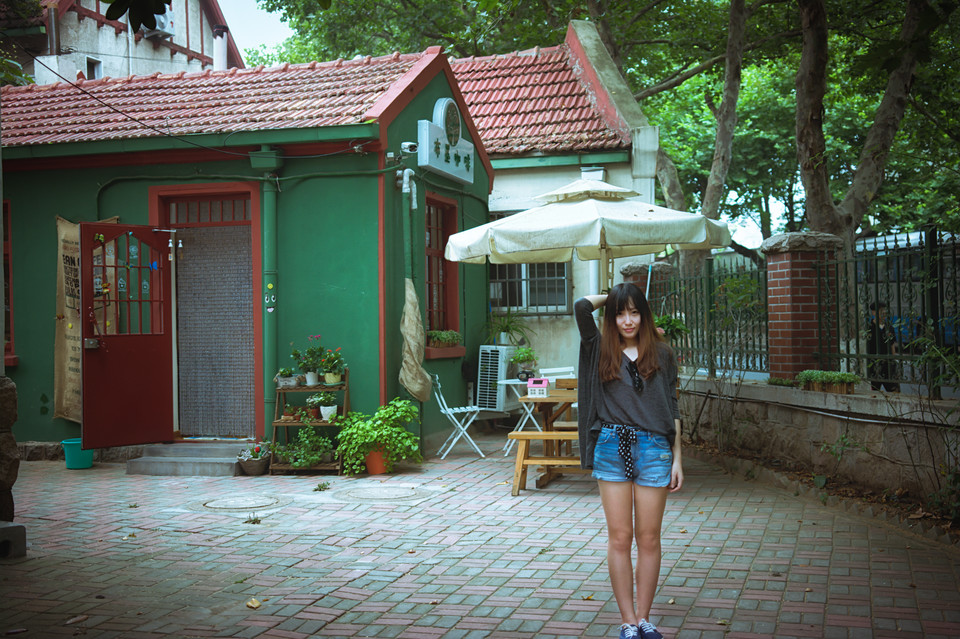 夏日俏皮女子的甜美笑容  第2张