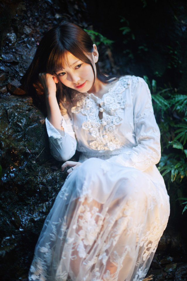 夜晚森林出现的纯白少女  第9张