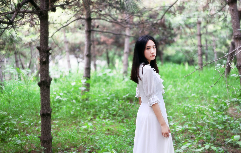 长裙飘飘女子在森林  第5张