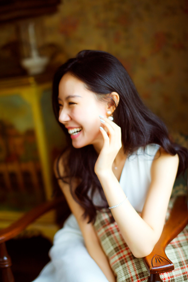 优雅美女夏日甜美笑容图  第1张