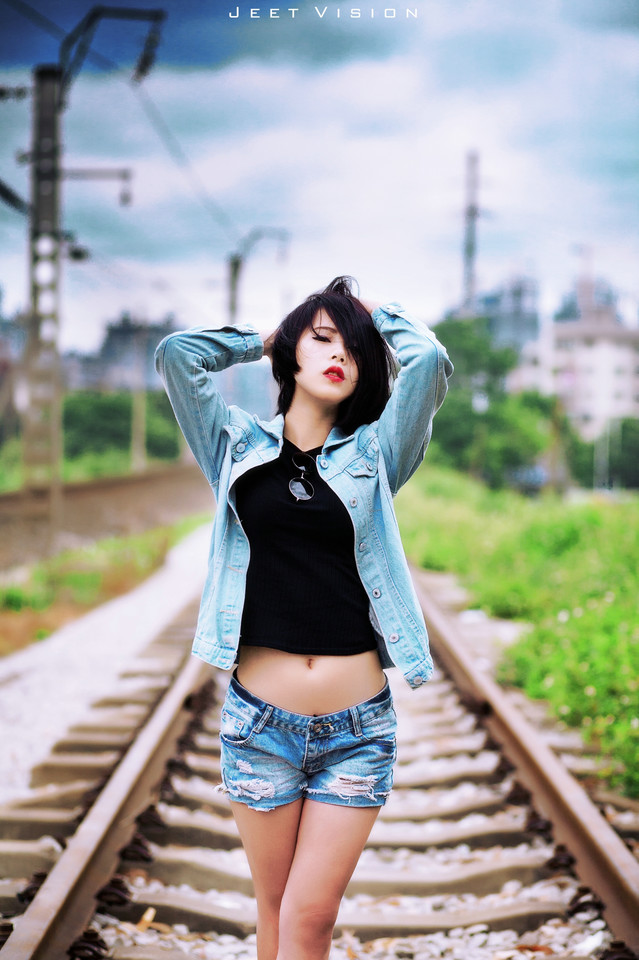 短发女子的铁轨上的短装图  第1张