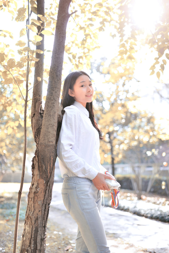 清新女子阳光下甜美笑容  第4张