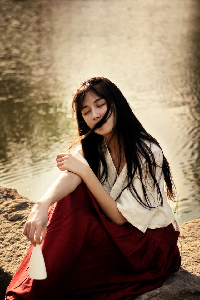 夕阳下气质美女唯美图  第7张