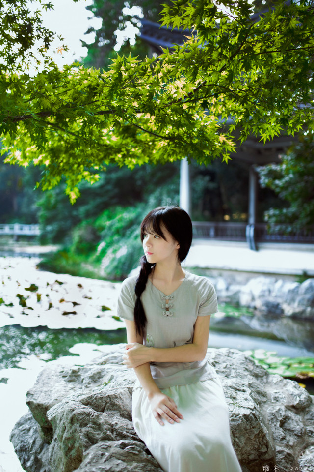 花园长裙飘飘美女  第5张