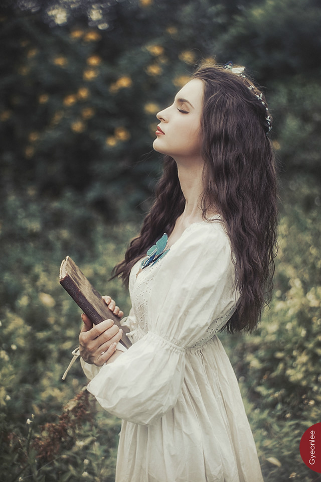 草丛长裙美女唯美图  第8张