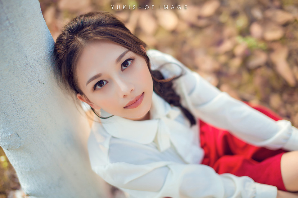 红裙美女的户外清纯图  第4张