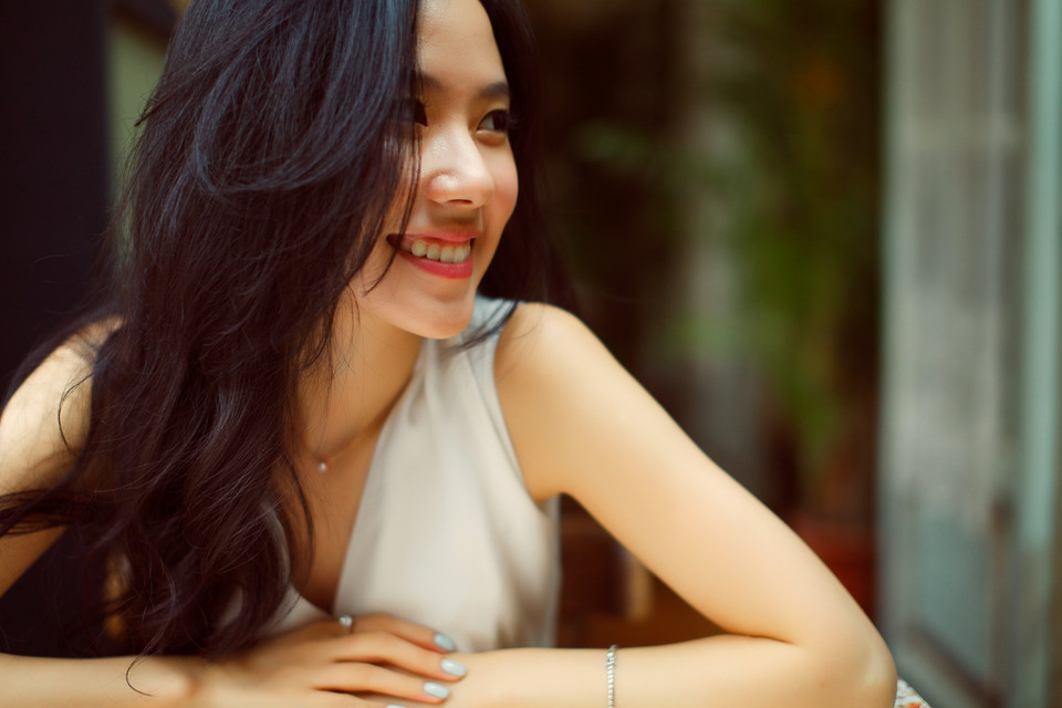 优雅美女夏日甜美笑容图  第13张