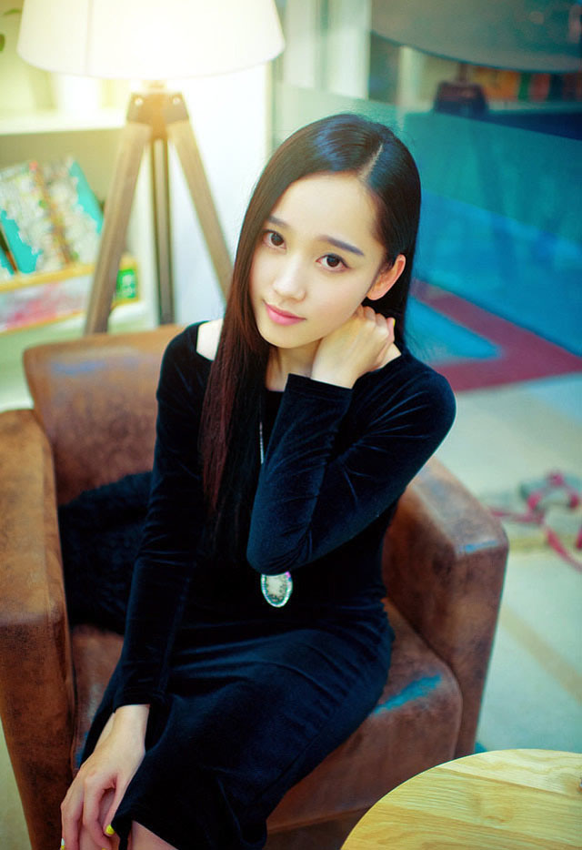 黑夜中清纯甜美女子  第5张