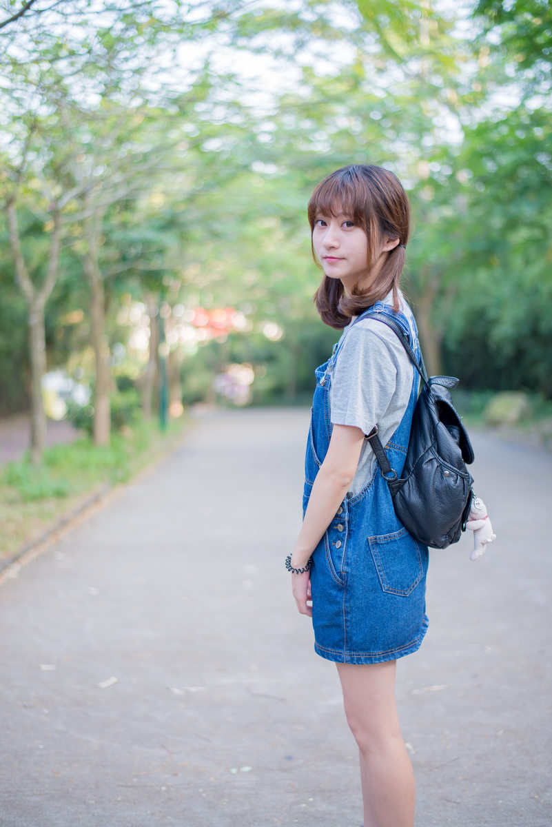 背带裤女子的双马尾清纯图  第3张