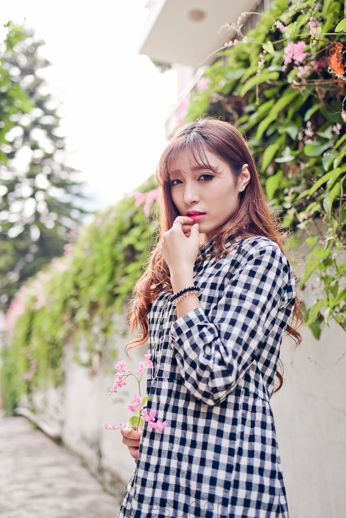 格子长裙女子的秀气写真  第14张