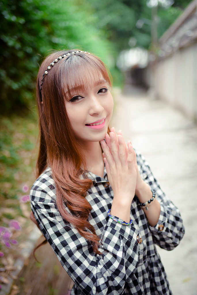 格子长裙女子的秀气写真  第7张