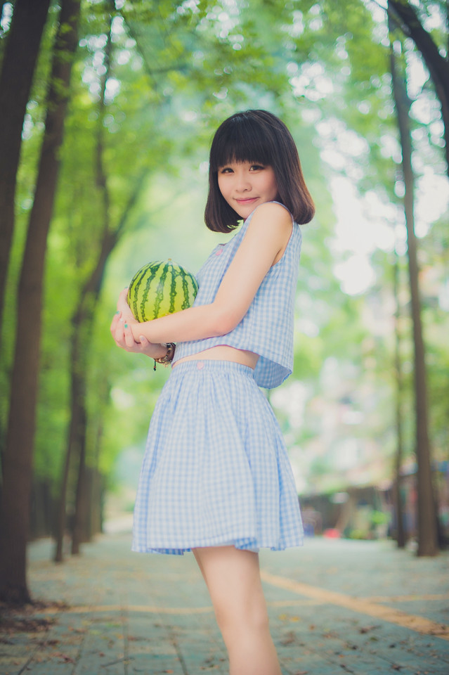 西瓜美女清纯卖萌户外图  第6张