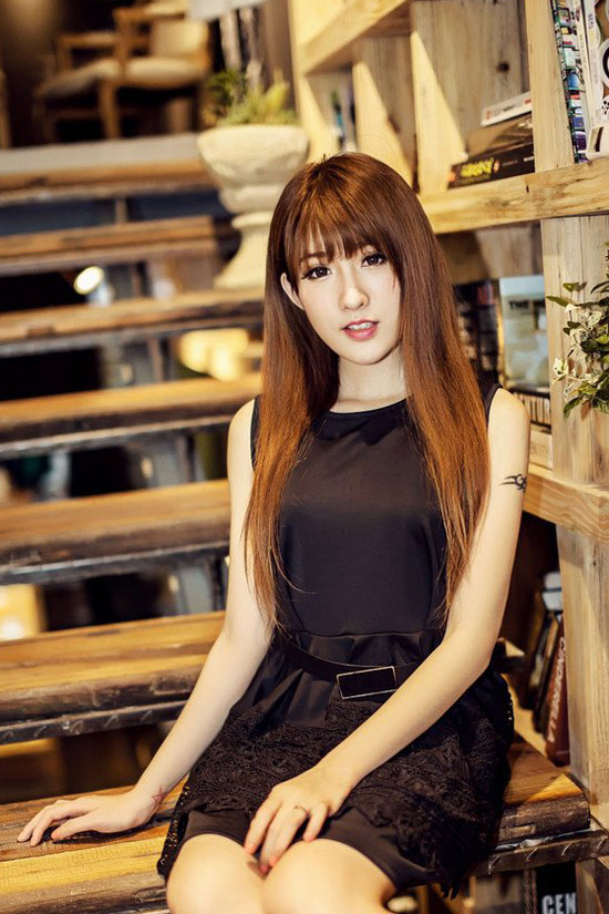 复古书店的清纯动人美女  第3张