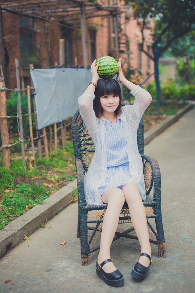 西瓜美女清纯卖萌户外图  第8张