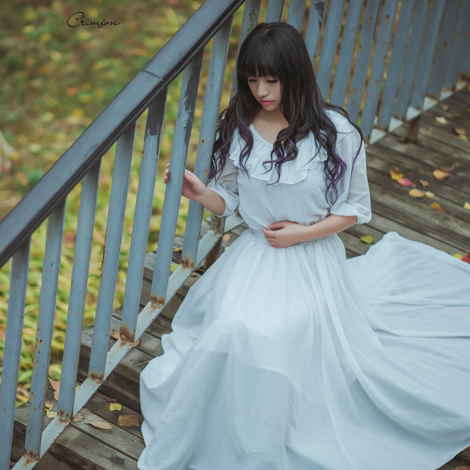 白裙美女在公园仰望  第8张