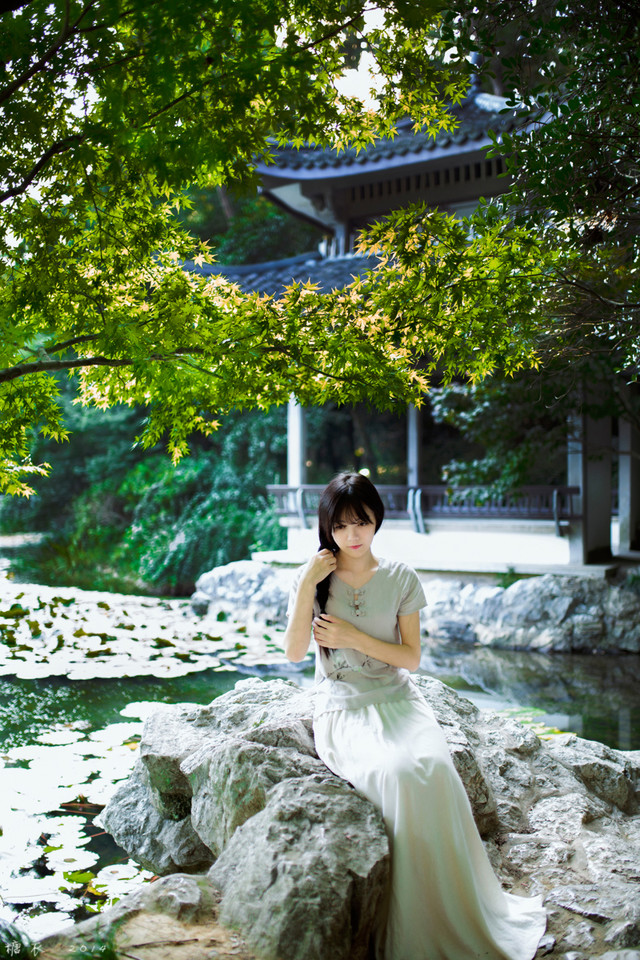 花园长裙飘飘美女  第13张