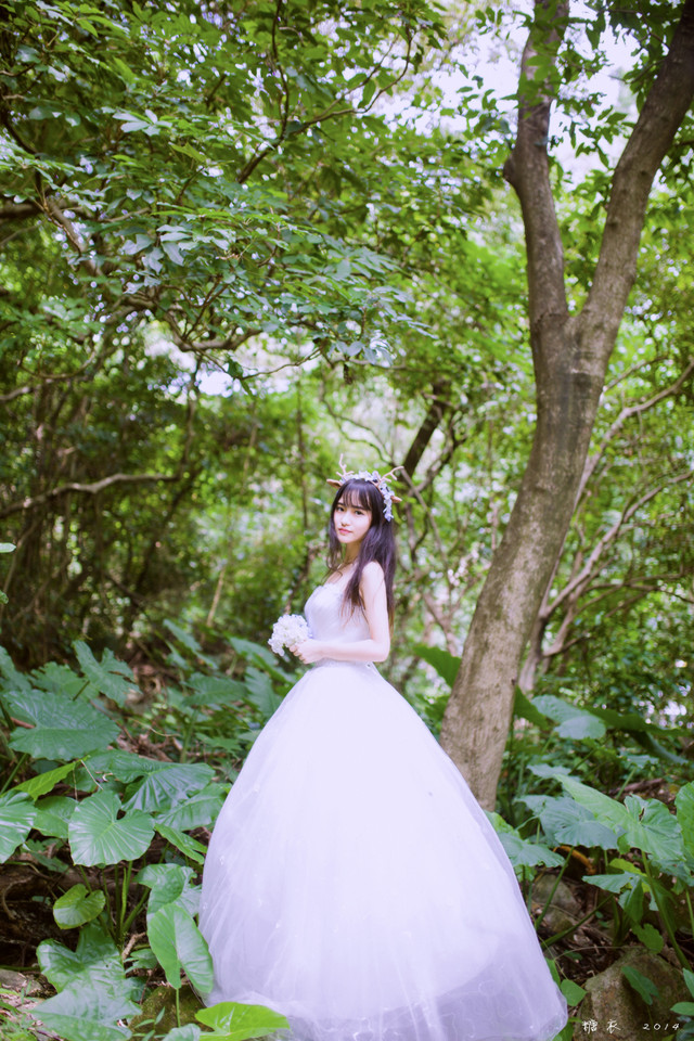 麋鹿姑娘森林唯美图  第7张