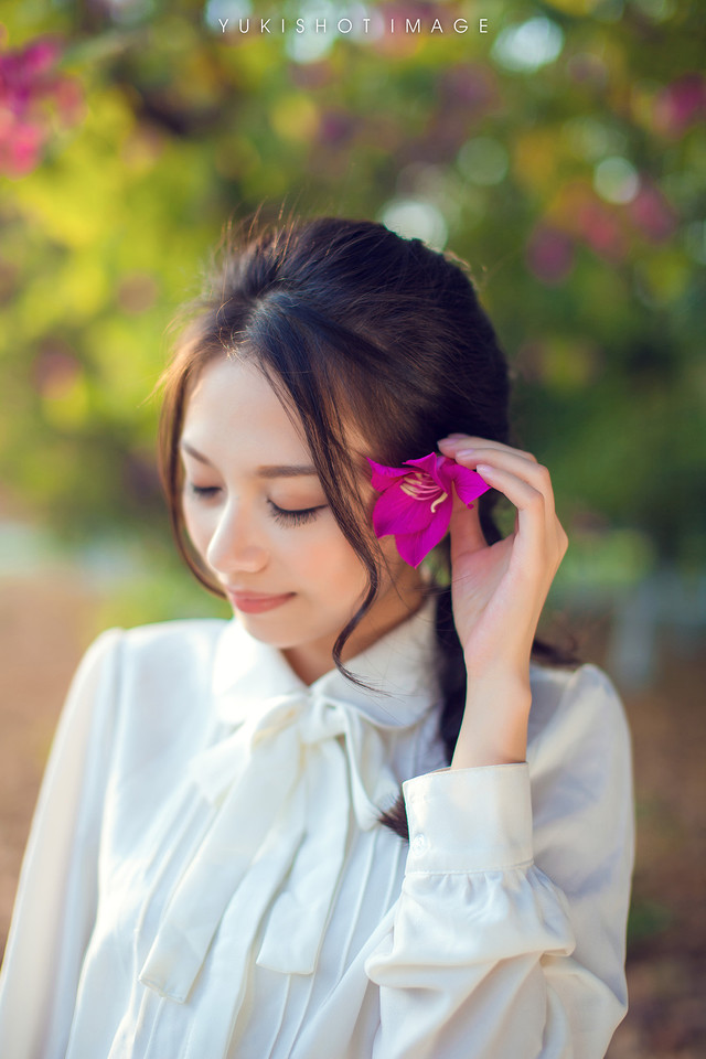 红裙美女的户外清纯图  第12张