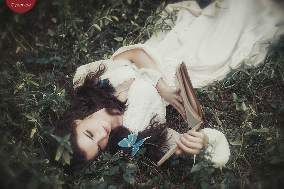 草丛长裙美女唯美图  第16张