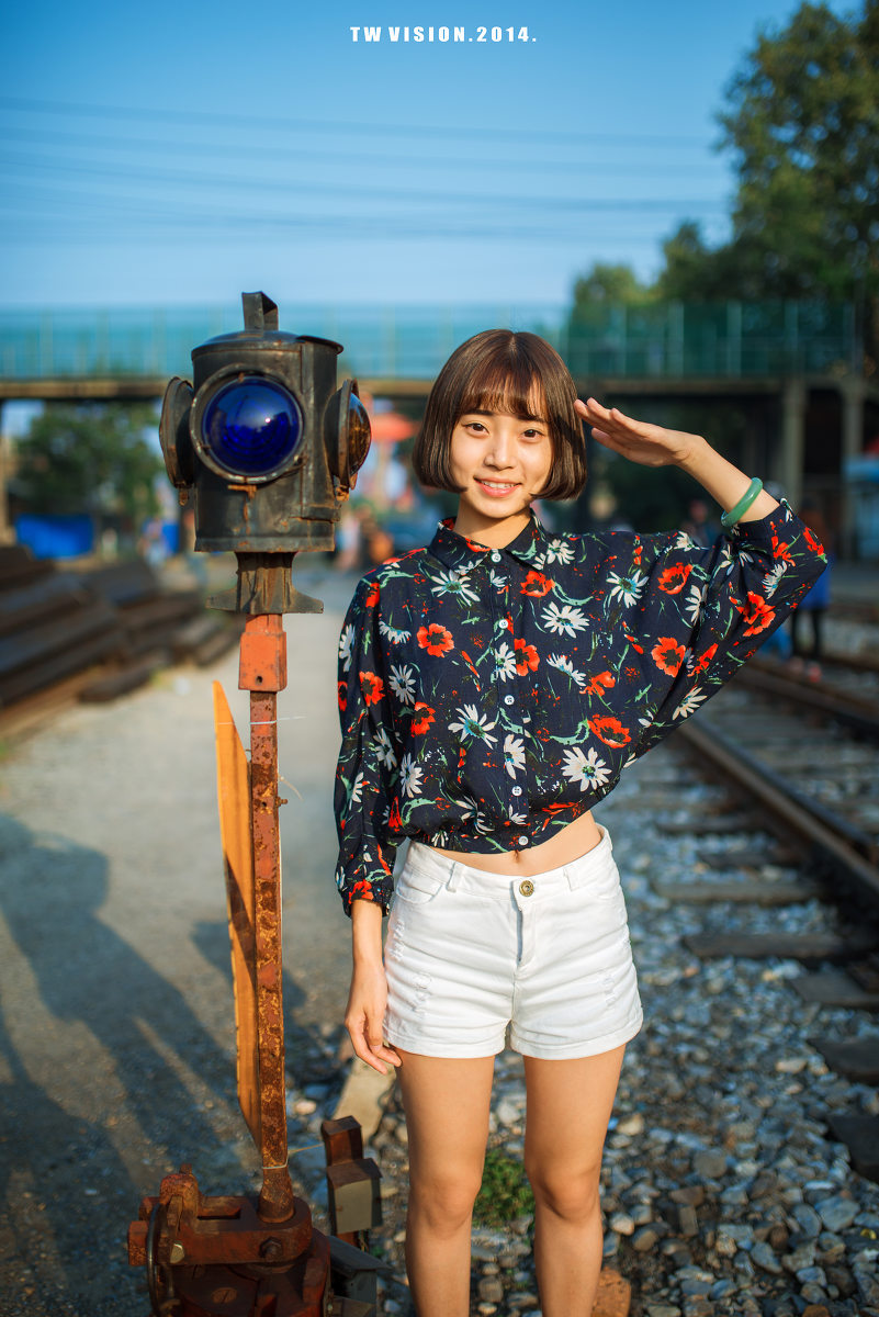 铁轨上的短发女子时尚图  第2张
