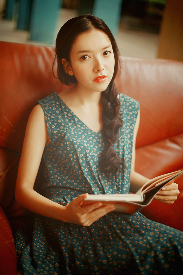 碎花长裙的红唇女孩唯美图  第2张