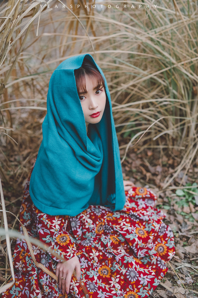 短发妹子气质迷人写真  第3张