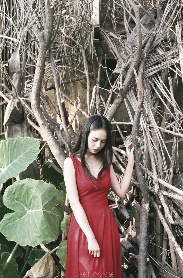 红裙女子白皙肌肤迷人写真  第21张