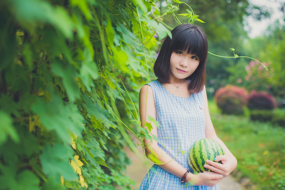 西瓜美女清纯卖萌户外图  第13张