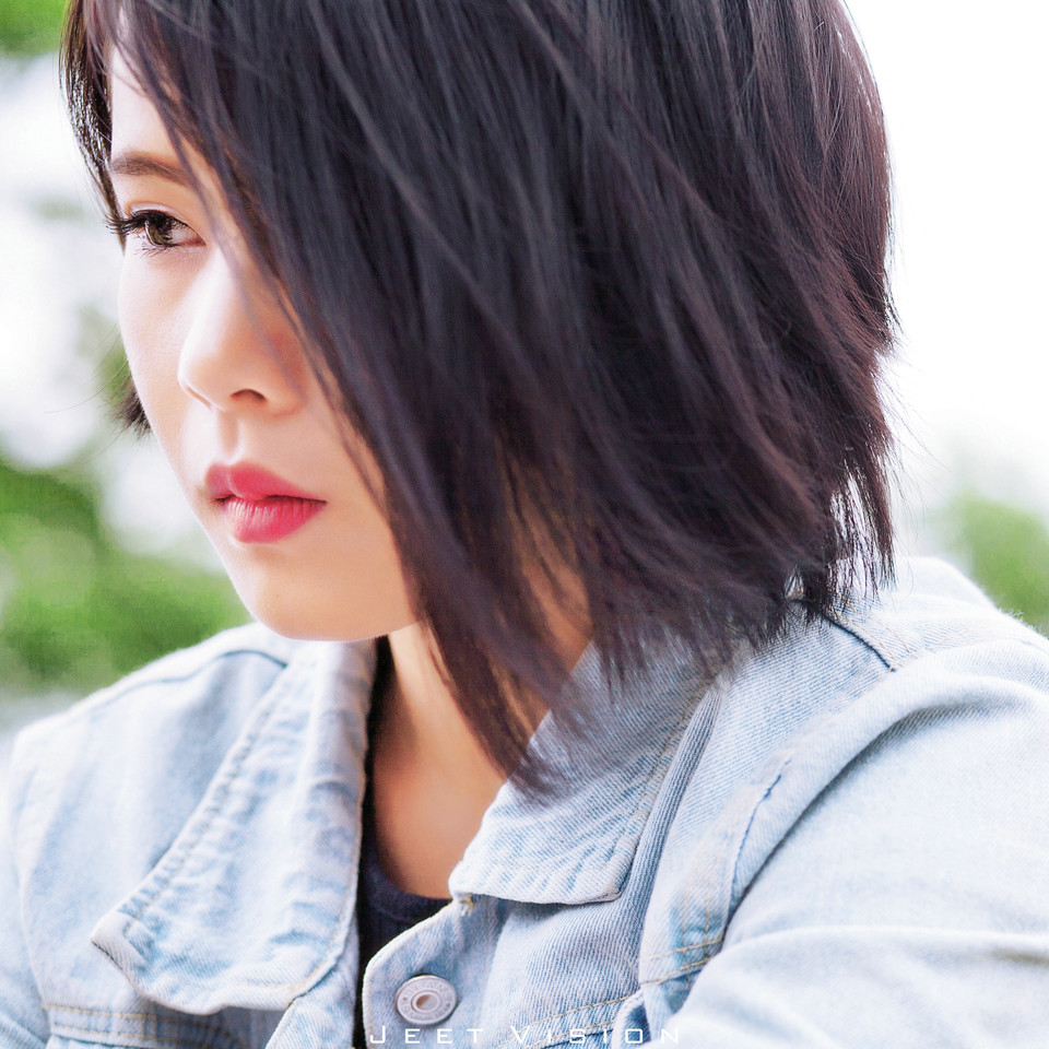 短发女子的铁轨上的短装图  第3张