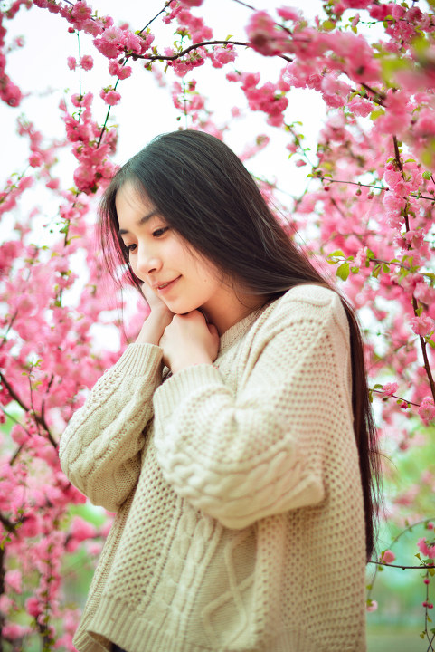 花下女子的甜美迷人图  第8张