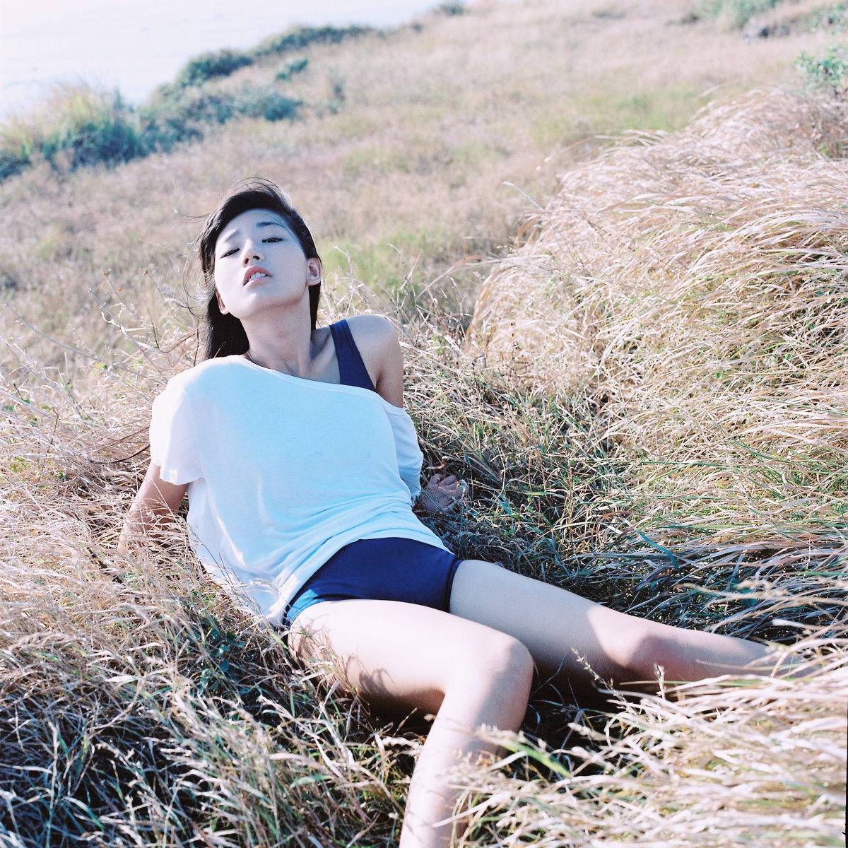 草丛里的长发随风飘逸  第7张