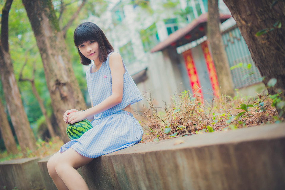 西瓜美女清纯卖萌户外图  第1张
